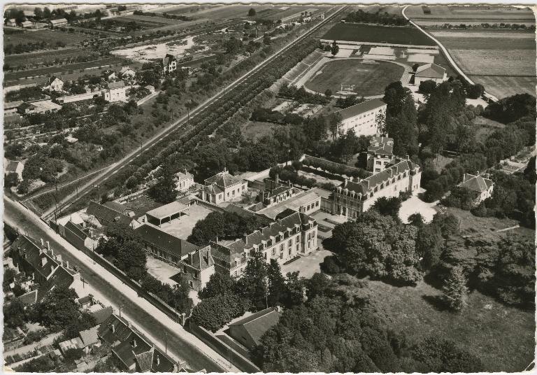 Vue aérienne de la première étape de l'installation du Collège sur les terrains de l'hôpital psychiatrique. (Collection particulière, B. Guignard).