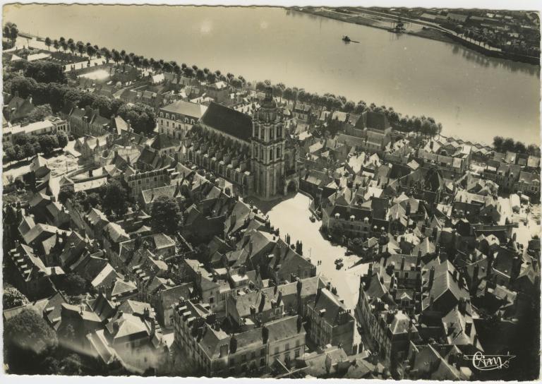 Vue aérienne du quartier de la cathédrale dans les années vingt. (Collection particulière, B. Guignard ; Photo Editions Combier).