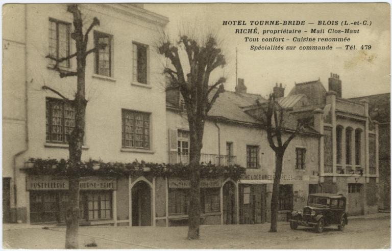 Hôtel Tourne-Bride qui faisait face à l'îlot C au nord-est du mail Clouseau, jusqu'à sa démolition et à la construction d'un immeuble. (Collection particulière, B. Guignard).