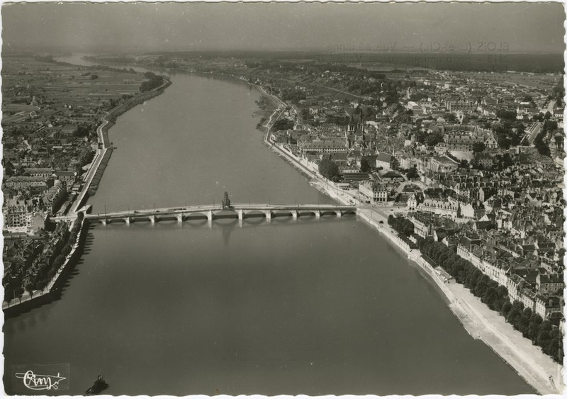 La ville en cours de reconstruction, 1951. (Collection particulière, B. Guignard ; Photo Editions Combier).