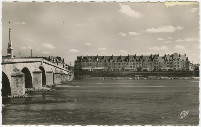 Façade sur le quai de l'îlot P au début des années cinquante. On distingue les baraquements encore installés devant l'îlot. (Collection particulière, B. Guignard).