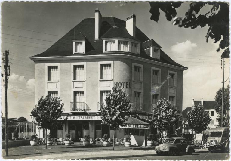 L'hôtel de l'Escargot d'Or face à la gare, à l'angle sud-ouest de l'îlot U, années cinquante. (Collection particulière, B. Guignard - Editions Valoire-Estel).