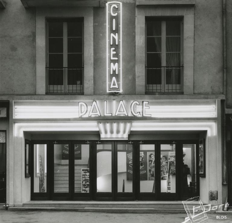 Façade sur les quais du cinéma Palace, sans date. (Collection particulière).