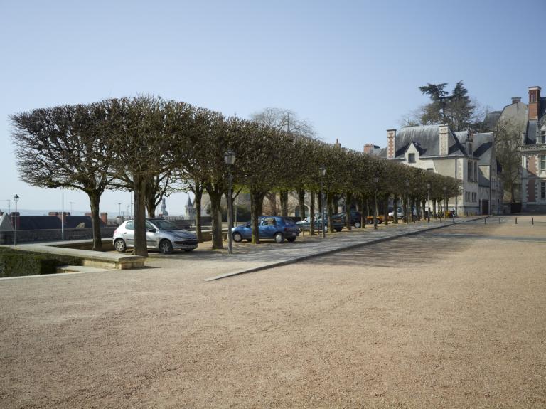 Une double rangée d'arbres taillés et les hôtels d'Amboise et d'Epernon reconstruits matérialisent la limite sud de la place avant-guerre.