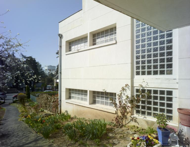 Forme de l'immeuble et ouvertures ont été conçues pour assurer luminosité et intimité. Ici le mur du bloc B donnant sur les terrasses et le jardin du bloc A n'est ouvert que par des baies translucides.