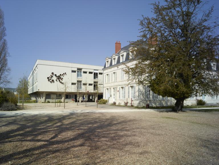 La villa Lunier et le bâtiment d'internat J, vus depuis le sud.