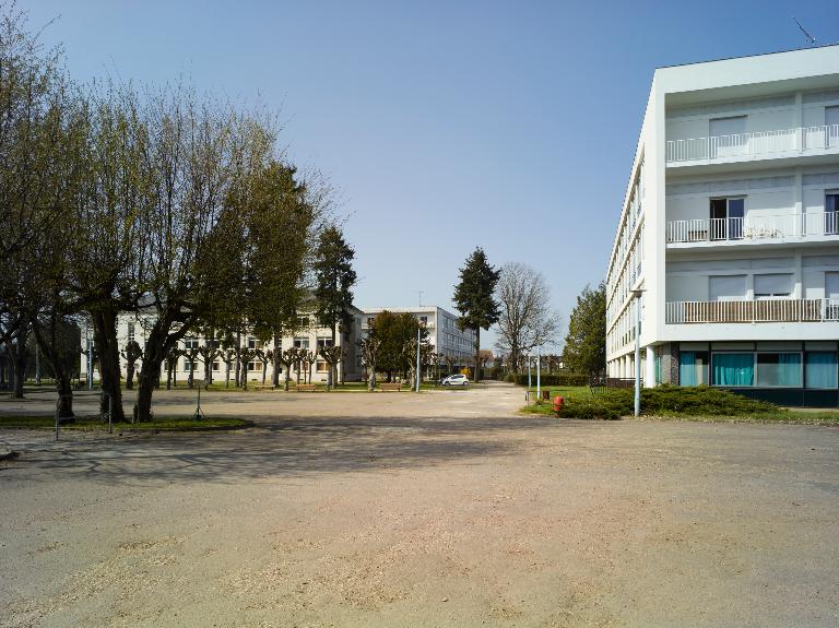 Bâtiment M vu depuis le sud, au second plan, on aperçoit les bâtiments O et N.