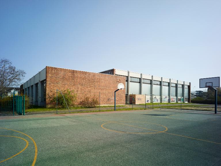 Bâtiment K, piscine et gymnase, actuellement désaffecté, vu depuis le nord-est.