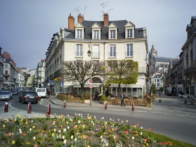 Façade sur le rond-point de la Résistance.