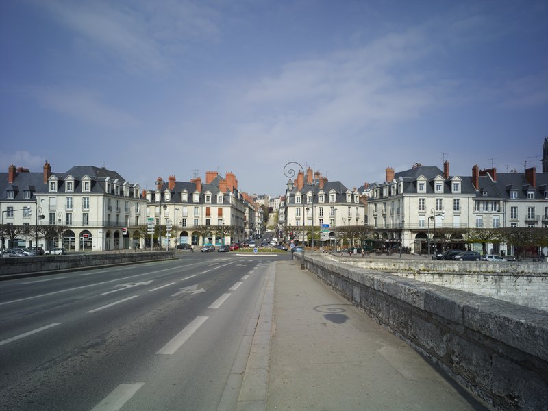 La création d'ordonnances architecturales sur des points centraux tels que la tête de pont est l'expression la plus évidente de la recherche d'un effet de décor. ; Vue générale de la place de tête de pont.