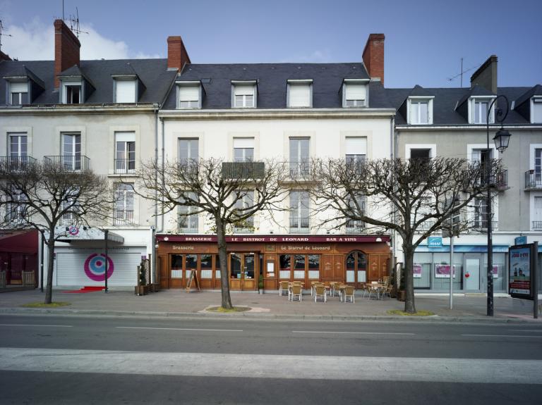 Façade de l'ancien hôtel de voyageurs transformé en immeuble.