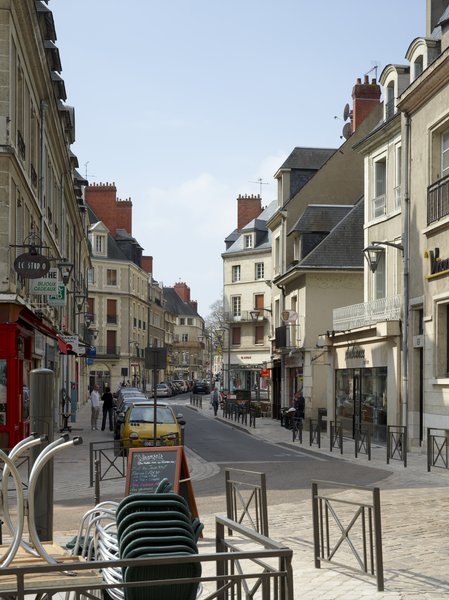 La perspective vers la place Louis-XII depuis la place Ave-Maria.