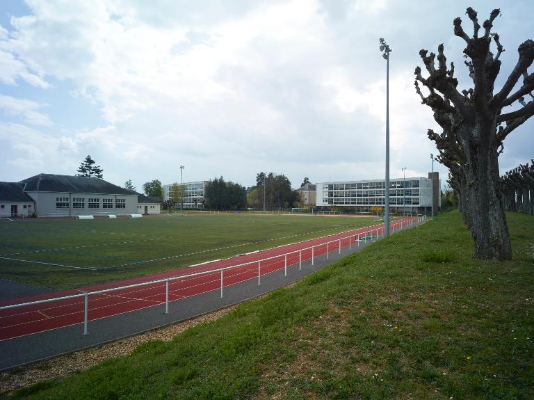 Le plateau sportif vu depuis l'est, avec en arrière plan, les bâtiments N, O et M.