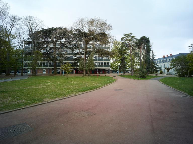 Le Bâtiment d'enseignement E, vu depuis l'ouest.