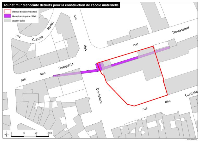 Tour et mur d'enceinte détruits pour la reconstruction de l'école maternelle.