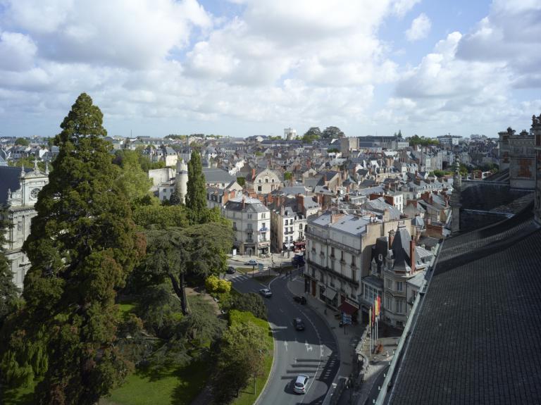 La place Victor-Hugo vue depuis le toit du Château, jonction avec la rue Denis-Papin.