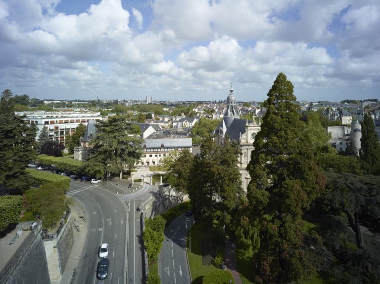 La place Victor-Hugo vue depuis la place du Château : la jonction avec l'avenue Jean-Laigret.