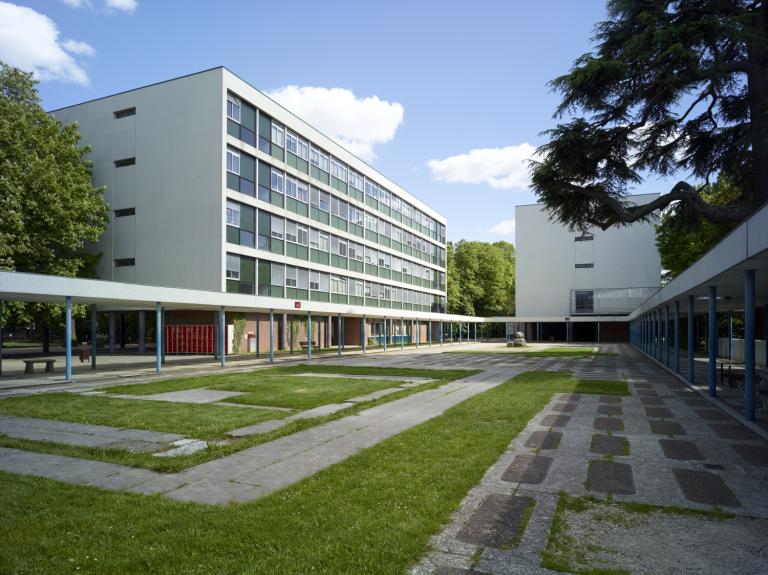 Bâtiment E et D, reliés par le patio, vus depuis le nord.