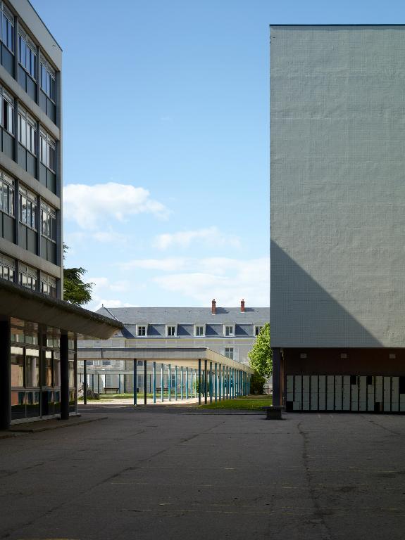 Bâtiments E et D vus depuis le sud. En arrière-plan, le patio et la villa Lunier.