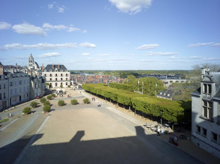 La place vue depuis le Château. Le côté sud n'a pas été reconstruit, libérant la perspective sur le fleuve.