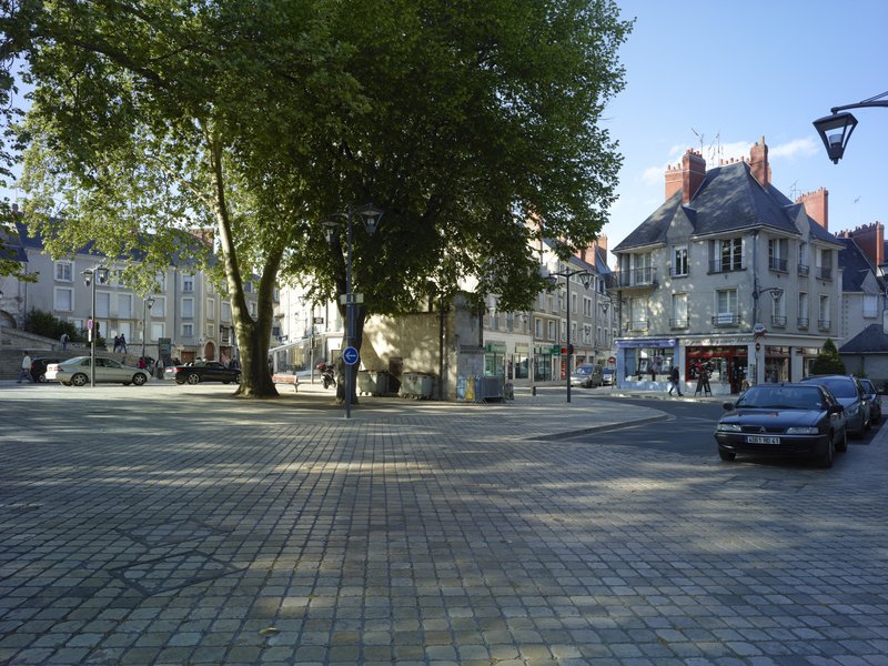 La place Louis-XII vue depuis le sud.