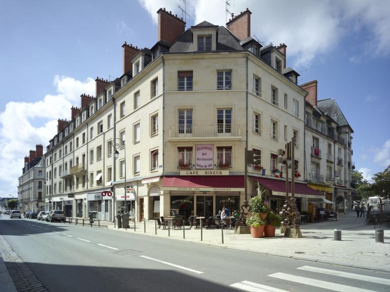 Façades sur les rues Denis-Papin et des Trois-Clefs, vues depuis le nord.