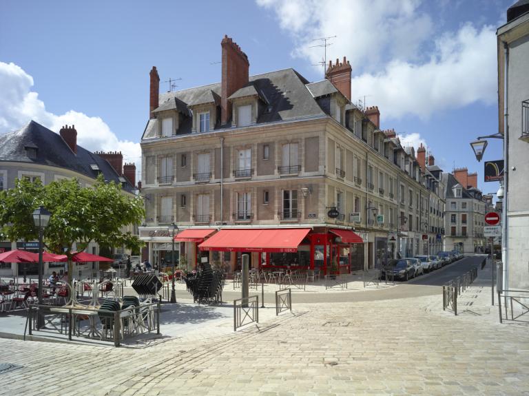 Façade sur la place Ave-Maria, vue depuis le nord-est.