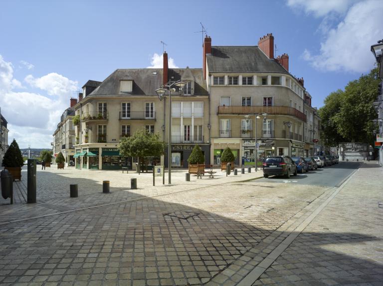 Façade de l'îlot E sur la placette dégagée à l'angle des rues du Commerce et des Orfèvres. On devine sur cet angle, les façades nord et est de l'immeuble. ; Façade de l'îlot donnant sur la placette dégagée à l'angle des rues du Commerce et des Orfèvres.