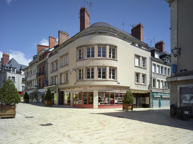 Angle de la rue du Commerce et de la rue Emile-Laurens, vu depuis le sud.