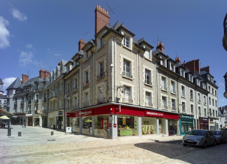 Façades sur les rues du Commerce et des Orfèvres.