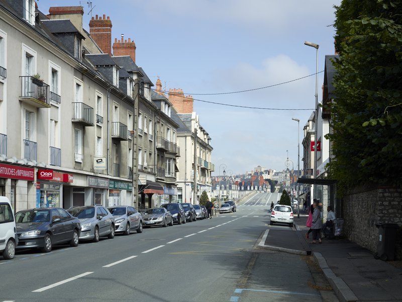 L'avenue du Président-Wilson vue depuis le sud. On devine en arrière-plan le pont et la tête de pont de la rive droite.