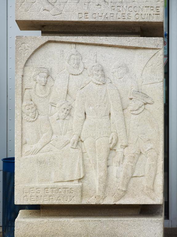 Bas-relief évoquant les Etats généraux de Blois en 1588-89, niveau un, pilier gauche (première partie).