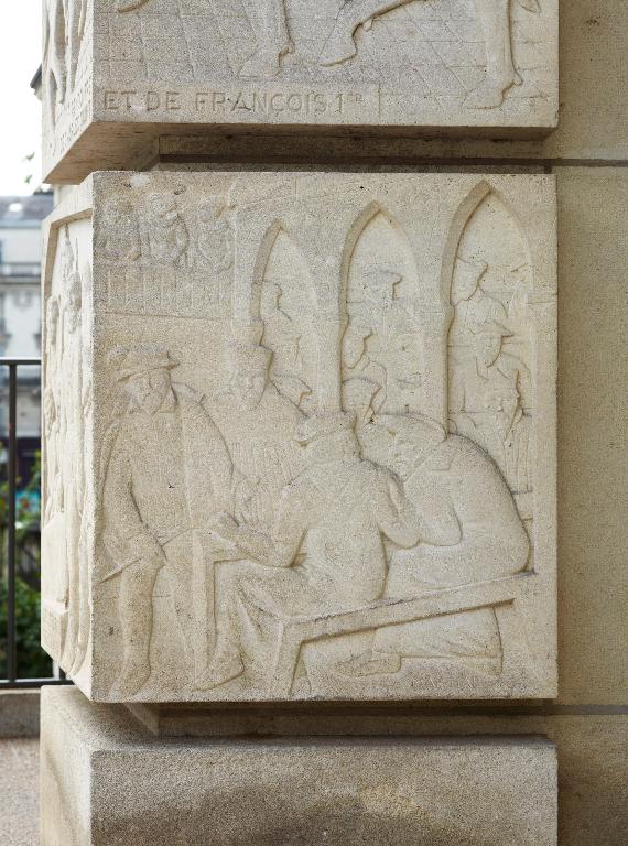 Bas-relief évoquant les Etats généraux de Blois en 1588-89, niveau un, pilier gauche (seconde partie).