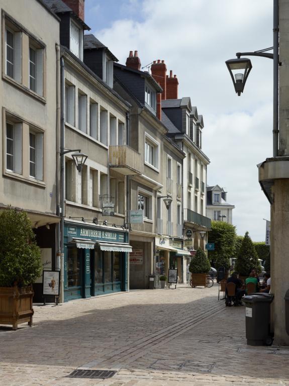 Cette vue depuis l'ouest fait nettement apparaître le double encorbellement de la partie ouest de la façade. ; Façade sur la rue Emile-Laurens. 