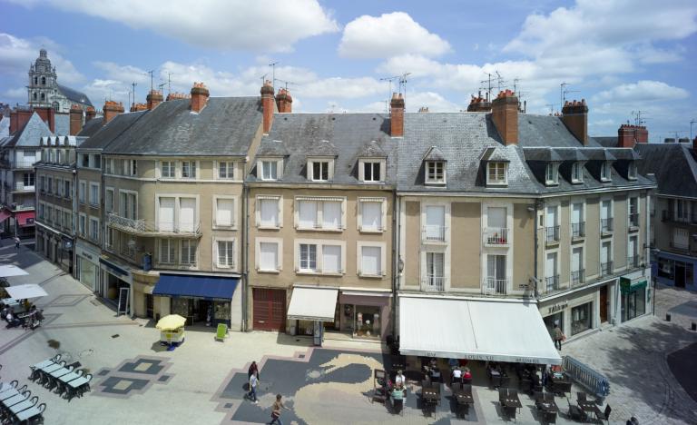 Façade de l'îlot F sur la rue Saint-Martin et la place Louis-XII, vue depuis les terrasses de la place du Château.