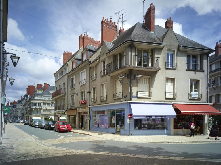 Façade sur la rue des Orfèvres. On aperçoit au second plan, dans le prolongement, la façade de l'îlot H. 