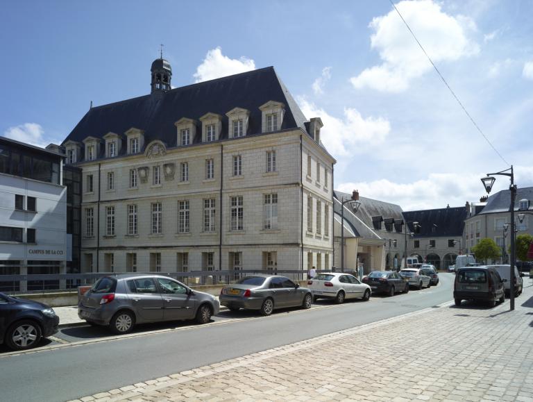 Façade nord-est vue depuis la rue Anne-de-Bretagne.