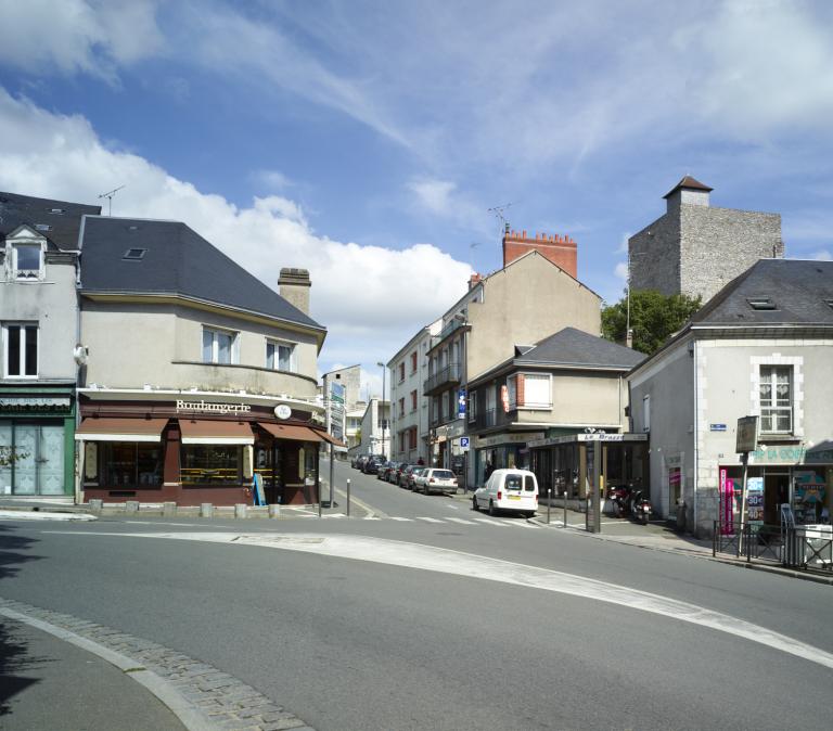 Angle de la rue du Bourg-Neuf et de la rue des remparts, vu depuis l'ouest.