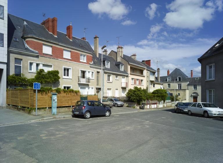 Façades arrières des maisons et immeubles de la rue du mail-Clouseau, sur la rue des Rouillis.