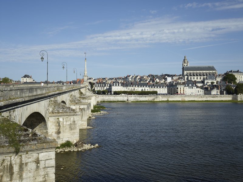 La rive droite en amont du pont, vue depuis la rive gauche.