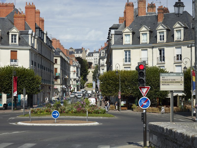 L'axe de la rue Denis-Papin, depuis le pont. On devine l'élargissement de la rue dans sa partie reconstruite.