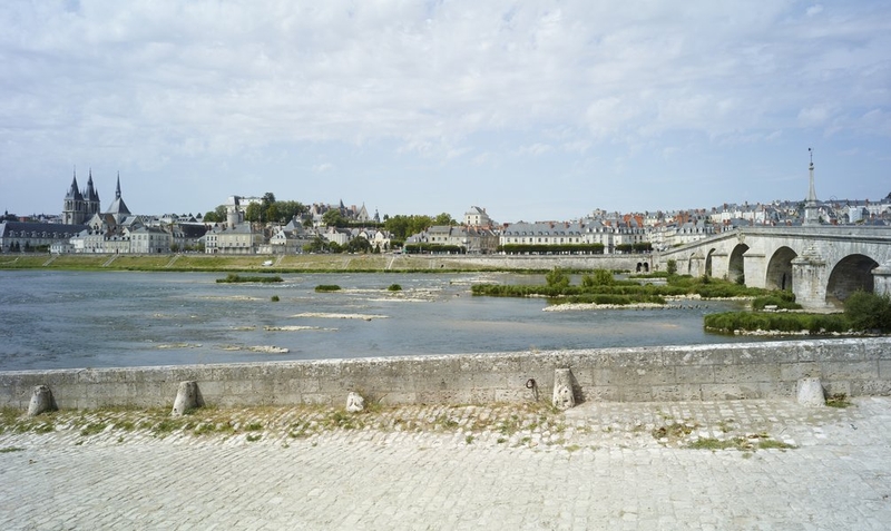 Vue générale de la rive droite depuis la rive gauche, en aval du pont.