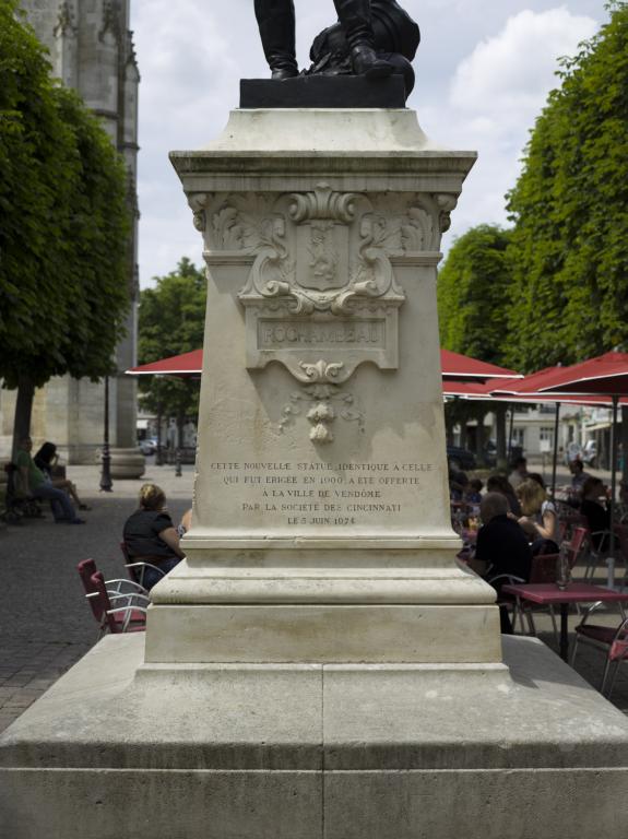 Détail du socle : face avant.