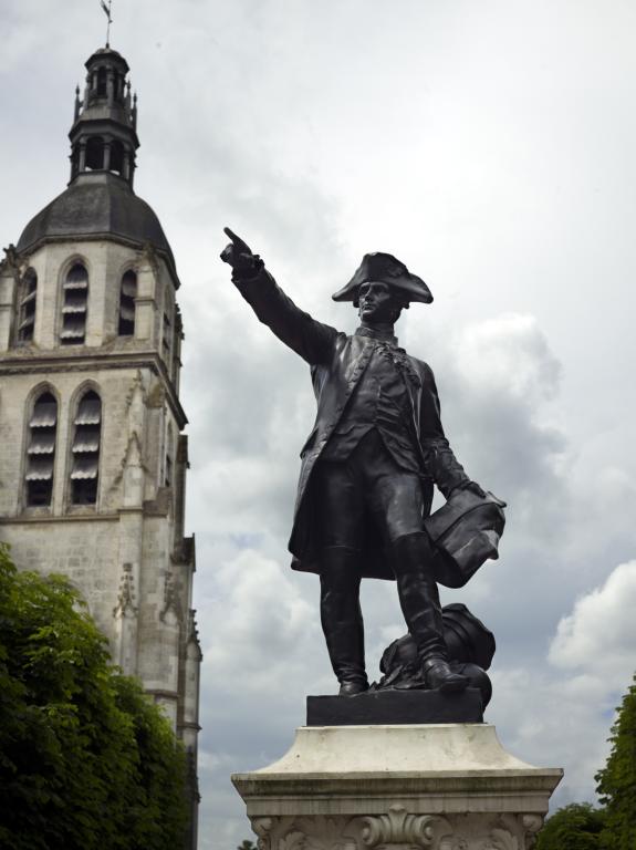 Statue du général de Rochambeau exposée à Vendôme. ; Vue de face.