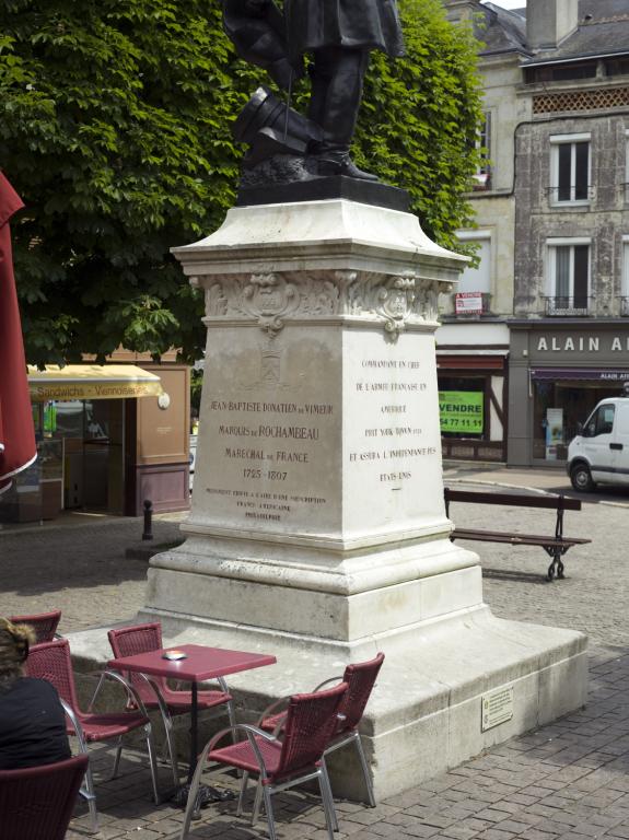 Vue du socle de trois quarts arrière.