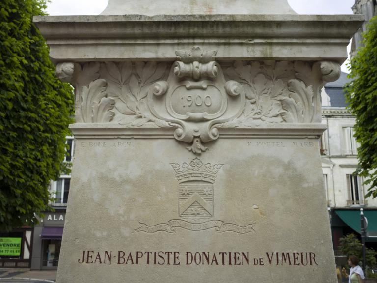 Détail du socle : date d'érection et armes du maréchal de Rochambeau.