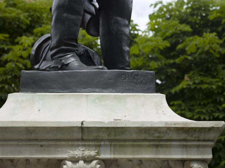 Détail de la signature sur la plinthe.