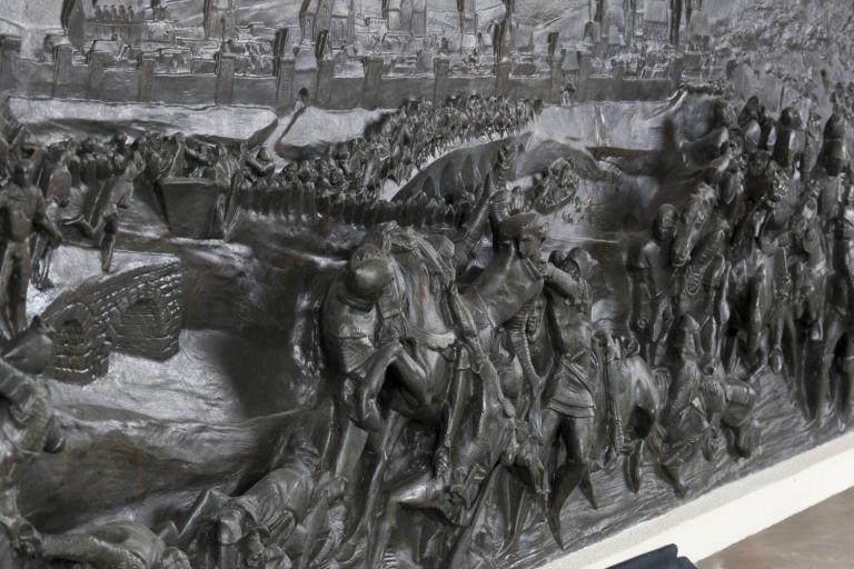 Détail en vue cavalière du relief : Jeanne d'Arc faite prisonnière devant Compiègne.