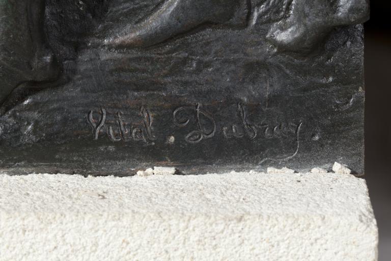 Détail : signature du sculpteur : Vital Dubray.