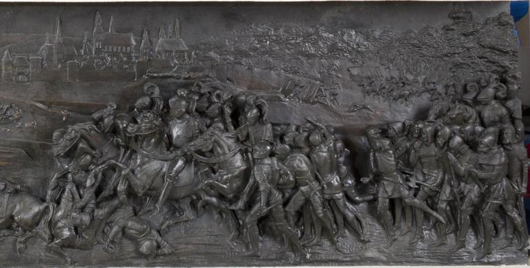 Détail du relief : Jeanne d'Arc faite prisonnière devant Compiègne (partie droite).